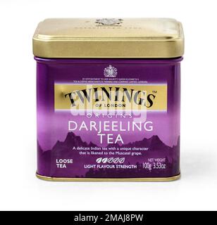 Warschau, Polen - 04. November 2016: Bild des auf weißen Twinings isolierten Twinings Teebeutels wurde 1706 in London gegründet. Stockfoto