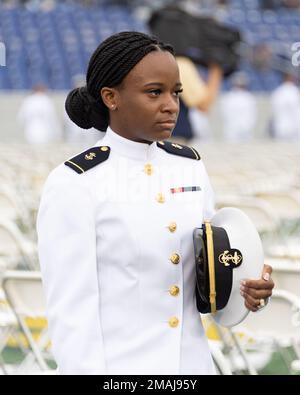 ANNAPOLIS, Md (27. Mai 2022) die USA In der 2022. Klasse der Naval Academy wurden 1.100 Fähnrich in einer Zeremonie im Navy-Marine Corps Memorial Stadium abgeschlossen, wo Präsident Joseph R. Biden Jr. als Gastredner eine Rede hielt. Die Naval Academy ist das Undergraduate College des Marinedienstes unseres Landes und bereitet junge Männer und Frauen darauf vor, professionelle Offiziere von Kompetenz, Charakter und Mitgefühl in den USA zu werden Marine und Marine Corps. Stockfoto