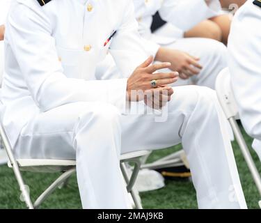 ANNAPOLIS, Md (27. Mai 2022) die USA In der 2022. Klasse der Naval Academy wurden 1.100 Fähnrich in einer Zeremonie im Navy-Marine Corps Memorial Stadium abgeschlossen, wo Präsident Joseph R. Biden Jr. als Gastredner eine Rede hielt. Die Naval Academy ist das Undergraduate College des Marinedienstes unseres Landes und bereitet junge Männer und Frauen darauf vor, professionelle Offiziere von Kompetenz, Charakter und Mitgefühl in den USA zu werden Marine und Marine Corps. Stockfoto