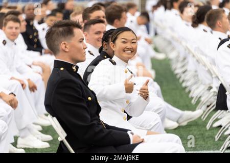 ANNAPOLIS, Md (27. Mai 2022) die USA In der 2022. Klasse der Naval Academy wurden 1.100 Fähnrich in einer Zeremonie im Navy-Marine Corps Memorial Stadium abgeschlossen, wo Präsident Joseph R. Biden Jr. als Gastredner eine Rede hielt. Die Naval Academy ist das Undergraduate College des Marinedienstes unseres Landes und bereitet junge Männer und Frauen darauf vor, professionelle Offiziere von Kompetenz, Charakter und Mitgefühl in den USA zu werden Marine und Marine Corps. Stockfoto