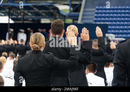 ANNAPOLIS, Md (27. Mai 2022) USA Marineakademie-Klasse von 2022 Seeschifffahrtsleuten steht auf und leistet den Amtseid, während ihrer Abschlussfeier und Kommissionierungszeremonie im Navy-Marine Corps Memorial Stadium zum zweiten Leutnant des Marine Corps zu werden. Die Klasse der 2022 schloss 1.100 Fähnrich ab und wurde von Präsident Joseph R. Biden Jr. Stockfoto