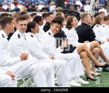 ANNAPOLIS, Md (27. Mai 2022) die USA In der 2022. Klasse der Naval Academy wurden 1.100 Fähnrich in einer Zeremonie im Navy-Marine Corps Memorial Stadium abgeschlossen, wo Präsident Joseph R. Biden Jr. als Gastredner eine Rede hielt. Die Naval Academy ist das Undergraduate College des Marinedienstes unseres Landes und bereitet junge Männer und Frauen darauf vor, professionelle Offiziere von Kompetenz, Charakter und Mitgefühl in den USA zu werden Marine und Marine Corps. Stockfoto