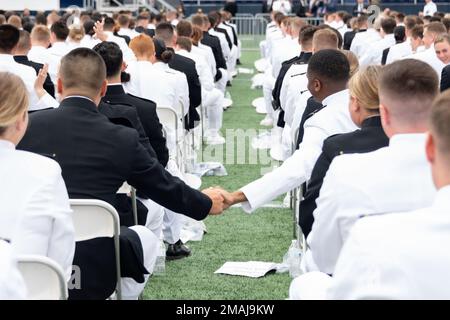 ANNAPOLIS, Md (27. Mai 2022) die USA In der 2022. Klasse der Naval Academy wurden 1.100 Fähnrich in einer Zeremonie im Navy-Marine Corps Memorial Stadium abgeschlossen, wo Präsident Joseph R. Biden Jr. als Gastredner eine Rede hielt. Die Naval Academy ist das Undergraduate College des Marinedienstes unseres Landes und bereitet junge Männer und Frauen darauf vor, professionelle Offiziere von Kompetenz, Charakter und Mitgefühl in den USA zu werden Marine und Marine Corps. Stockfoto