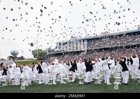 ANNAPOLIS, Md (27. Mai 2022) nach dreimaligem Jubel für diejenigen, die sie zurücklassen, wurde die US-amerikanische Firma neu in Auftrag gegeben Fähnrich der Navy und Marinekorps zweite Leutnants der USA Die 2022. Klasse der Naval Academy wirft ihre Titelblätter nach Abschluss der Abschlussfeier und der Zeremonie im Navy-Marine Corps Memorial Stadium. Die Klasse der 2022 schloss 1.100 Fähnrich ab und wurde von Präsident Joseph R. Biden Jr. Stockfoto