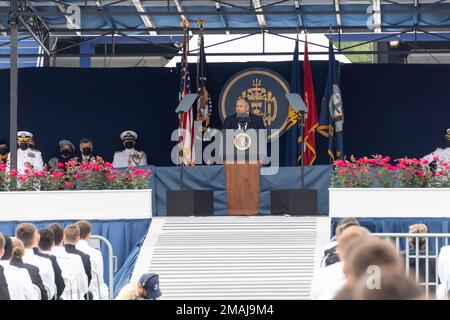 ANNAPOLIS, Md (27. Mai 2022) der Marineminister Carlos Del Toro spricht an die USA Marineakademie-Klasse 2022 während der Provisionszeremonie im Navy-Marine Corps Memorial Stadium. Die USA In der 2022. Klasse der Marineakademie wurden 1.100 Seeschiffsmänner in einer Zeremonie zum Abschluss gebracht, bei der Präsident Joseph R. Biden Jr. die Abschlussrede als Gastredner hielt. Stockfoto