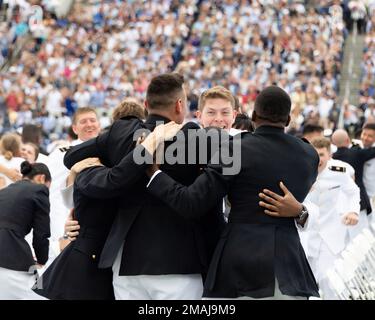ANNAPOLIS, Md (27. Mai 2022) die USA Marineakademie-Klasse von 2022 Absolventen und provision als Fähnrich in den USA Navy oder Second Lieutenant in den USA Marine Corps im Navy-Marine Corps Memorial Stadium. Die Klasse der 2022 schloss 1.100 Fähnrich ab und wurde von Präsident Joseph R. Biden Jr. Die Naval Academy ist das Undergraduate College des Marinedienstes unseres Landes und bereitet junge Männer und Frauen darauf vor, professionelle Offiziere von Kompetenz, Charakter und Mitgefühl in den USA zu werden Marine und Marine Corps. Stockfoto