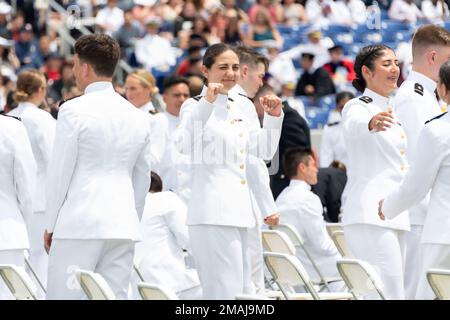 ANNAPOLIS, Md (27. Mai 2022) die USA In der 2022. Klasse der Naval Academy wurden 1.100 Fähnrich in einer Zeremonie im Navy-Marine Corps Memorial Stadium abgeschlossen, wo Präsident Joseph R. Biden Jr. als Gastredner eine Rede hielt. Die Naval Academy ist das Undergraduate College des Marinedienstes unseres Landes und bereitet junge Männer und Frauen darauf vor, professionelle Offiziere von Kompetenz, Charakter und Mitgefühl in den USA zu werden Marine und Marine Corps. Stockfoto