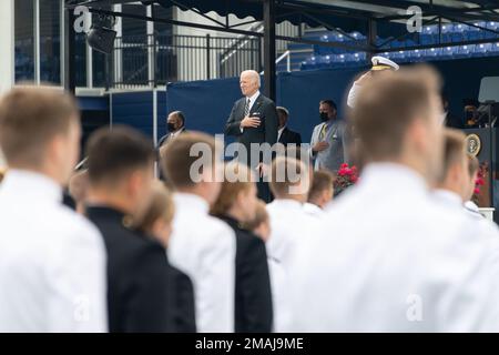 ANNAPOLIS, Md (27. Mai 2022) die USA Marineakademie Kanonenkanonen salutieren mit 19 Waffen zu Ehren des Präsidenten der Vereinigten Staaten Joseph R. Biden Jr. Die USA In der 2022. Klasse der Naval Academy wurden 1.100 Seeschiffsmänner in einer Zeremonie im Navy-Marine Corps Memorial Stadion, wo der Präsident als Gastredner eine Rede hielt, zum Abschluss gebracht. Stockfoto