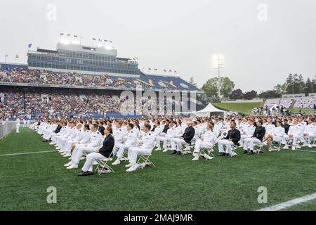 ANNAPOLIS, Md (27. Mai 2022) die USA In der 2022. Klasse der Naval Academy wurden 1.100 Fähnrich in einer Zeremonie im Navy-Marine Corps Memorial Stadium abgeschlossen, wo Präsident Joseph R. Biden Jr. als Gastredner eine Rede hielt. Die Naval Academy ist das Undergraduate College des Marinedienstes unseres Landes und bereitet junge Männer und Frauen darauf vor, professionelle Offiziere von Kompetenz, Charakter und Mitgefühl in den USA zu werden Marine und Marine Corps. Stockfoto