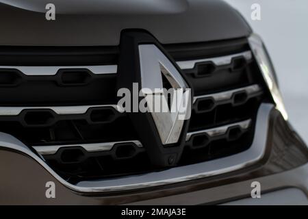 MOSKAU, RUSSLAND - 09. JANUAR 2022 Renault Duster (zweite Generation) moderner SUV mit Nahaufnahme des Kühlergrills. Moderne Nahaufnahme des Kühlergrills. Raster Stockfoto