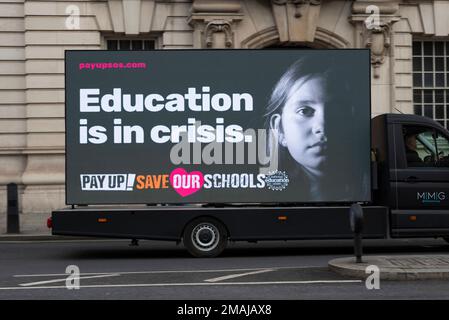 Bildung ist in der Krise, Protestschild mobile Van-Auslage. Protest durch Bezahlung Unsere Schulen retten. Die nationale Bildungsunion (NEU) hat für den Streik gestimmt Stockfoto