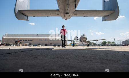 Senior Airman Cody Polzin, A-10C Thunderbolt II Demonstrationsteam Crew Chief, führt vor dem Flug Inspektionen in San Marcos, Texas, am 27. Mai 2022 durch. Das A-10 Demonstrationsteam besteht aus 11 Mitarbeitern, darunter ein Pilot, neun Wartungspersonal und ein Spezialist für öffentliche Angelegenheiten. Die Aufgabe des A-10 Demonstrationsteams besteht darin, Mitarbeiter zu rekrutieren, zu binden und zu inspirieren. Stockfoto