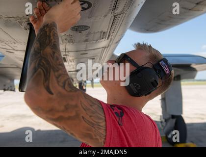 Senior Airman Cody Polzin, A-10C Thunderbolt II Demonstrationsteam Crew Chief, führt Nachfluginspektionen in San Marcos, Texas, am 26. Mai 2022 durch. Das A-10 Demonstrationsteam besteht aus 11 Mitarbeitern, darunter ein Pilot, neun Wartungspersonal und ein Spezialist für öffentliche Angelegenheiten. Die Aufgabe des A-10 Demonstrationsteams besteht darin, Mitarbeiter zu rekrutieren, zu binden und zu inspirieren. Stockfoto