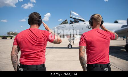 USA Air Force Staff Sgt. Noah Kincel, A-10C Thunderbolt II Demonstrationsteam Lead Crew Chief, und Senior Airman Cody Polzin, A-10C Thunderbolt II Demonstrationsteam Crew Chief, grüßen die USA Air Force Major Haden ‚Gator‘ Fullam, A-10C Thunderbolt II Demonstrationsteam Pilot, in San Marcos, Texas, 27. Mai 2022. Die Mitglieder des A-10 Demonstrationsteams demonstrieren die professionellen Qualitäten, die die Air Force bei den Menschen entwickelt, die diese Flugzeuge fliegen, warten und unterstützen. Stockfoto