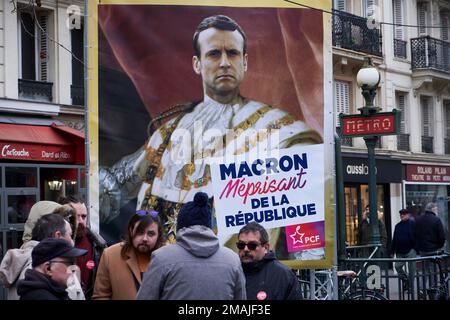 Paris, Frankreich. 19. Januar 2023. Zehntausende von Demonstranten gehen auf die Straßen im Zentrum von Paris, um ihre Wut und ihre Uneinigkeit über die Pläne der Regierung zur Anhebung des Rentenalters von 62 auf 64 zu zeigen. Neun Tage nach der Vorlage der Reform des Rentenalters durch die französische Ersten Ministerin Elisabeth Bore werden die acht wichtigsten Gewerkschaften den 19. Januar als ersten Versuch nutzen, die Regierung zu einem Kurswechsel zu bewegen und ihre Pläne aufzugeben. Der französische Präsident Emmanuel Macron hat bereits einem früheren Wunsch nachgegeben, das Rentenalter auf 65 Jahre festzusetzen. Das französische Rentenalter ist im Vergleich dazu vorzeitig Stockfoto