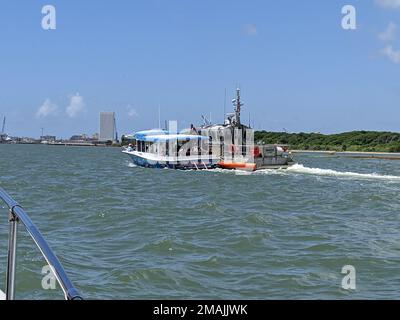 Eine Küstenwache Galveston 45-Fuß Response Boat – mittlere Crew zieht auch die Baywatch, ein Delfin Sightseeing Schiff, das seine Steuerung in der Nähe des Seawolf Park in Galveston, Texas, verloren hat, am 28. Mai 2022. Die Besatzung der Küstenwache schleppte das Schiff und seine 33 Passagiere und Besatzung sicher zum Pier 21 in Galveston. Stockfoto