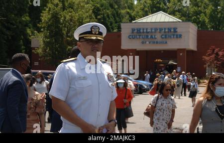 RADM Alan Reyes, Deputy Commander, Naval Supply Systems Command, erwartet den Beginn der Outdoor-Aktivitäten während der Enthüllung und Hingabe eines Virginia Historical Marker zu Ehren philippinischer Matrosen in den USA Navy am 28. Mai 2022. Die Veranstaltung fand im Philippine Cultural Center of Virginia in Virginia Beach, Virginia, statt. Stockfoto