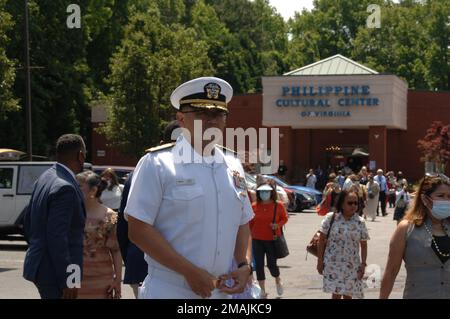 RADM Alan Reyes, Deputy Commander, Naval Supply Systems Command, erwartet den Beginn der Outdoor-Aktivitäten während der Enthüllung und Hingabe eines Virginia Historical Marker zu Ehren philippinischer Matrosen in den USA Navy am 28. Mai 2022. Die Veranstaltung fand im Philippine Cultural Center of Virginia in Virginia Beach, Virginia, statt. Stockfoto