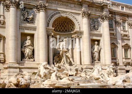 Der Trevi-Brunnen in Rom an einem sonnigen Tag aus Travertin-Stein. Stockfoto