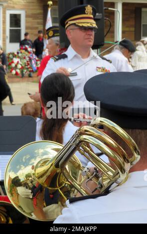 Ein Posaunenkollege der 229. Armeeband der Maryland National Guard spiegelt sich in der hochpolierten Posaune wider, die Staff Sergeant Kevin D. Hertlein als Chief Warrant Officer Dan V. Stinchcomb dirigiert. Die Band nahm am 28. Mai 2022 an einer Gedenkfeier in Sharpsburg, Maryland, Teil. (Foto der Nationalgarde von Oberst Wayde Minami/Released) Stockfoto