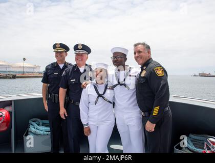 HAFEN VON LOS ANGELES (28. Mai 2022) - Matrosen, die dem Amphibienschiff USS Portland (LPD-27) der San Antonio-Klasse zugeteilt wurden, posieren mit Feuerwehrleuten der Feuerwehr von Los Angeles während einer Bootstour und Demonstration auf dem LAPD Fire Boat 2 während DER LA Fleet Week 22, Mai 28. LAFW ist eine Gelegenheit für die amerikanische Öffentlichkeit, ihre Navy-, Marine Corps- und Küstenwacheteams zu treffen und Amerikas Seeservice zu erleben. Während der Flottenwoche nehmen Mitglieder des Dienstes an verschiedenen gemeinnützigen Veranstaltungen Teil, präsentieren der Gemeinde Fähigkeiten und Ausrüstung und genießen die Gastfreundschaft von Los Angeles Stockfoto