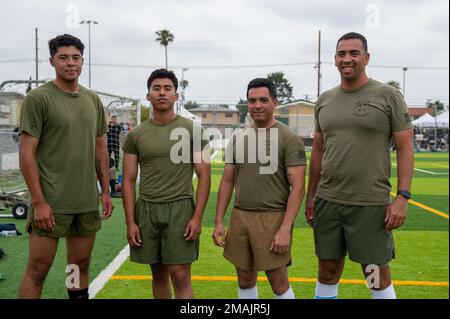 LOS ANGELES (28. Mai 2022) – Marines, die der 15. Marine Expeditionary Unit zugeteilt sind, posieren für ein Foto während eines Turniers für die Los Angeles Fleet Week am 28. Mai 2022. Die Fleet Week ist eine jährliche, mehrtägige Feier der Sea Services unserer Nation, die am Memorial Day-Wochenende an der LA Waterfront im Hafen von Los Angeles stattfindet. Die Veranstaltung ist für die Öffentlichkeit frei und bietet öffentliche Schiffstouren, militärische Vorführungen und Ausrüstungsvorführungen, Live-Unterhaltung, Flugzeugüberführungen und einen kulinarischen Kochwettbewerb von Galley Wars zwischen Navy-, Army-, Marine- und Küstenwache-Teams. Die Veranstaltung findet vom 24. Bis 30. Mai statt. LAFW,2022, Stockfoto