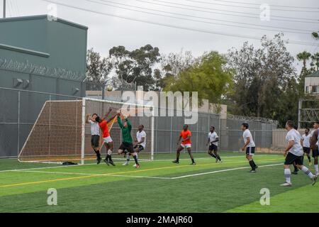 LOS ANGELES (28. Mai 2022) – Matrosen, die dem Amphibienschiff USS Essex (LHD 2) zugeteilt wurden, Marines, der 15. Marine Expeditionary Unit zugeteilt, und Polizisten, der Los Angeles Police Department North Hollywood zugeteilt, spielen während eines Turniers für die Los Angeles Fleet Week 28. Mai 2022 Fußball. Die Flottenwoche ist eine jährliche, mehrtägige Feier der Sea Services unseres Landes, die am La Waterfront im Hafen von Los Angeles am Memorial Day-Wochenende stattfindet. Die Veranstaltung ist für die Öffentlichkeit kostenlos und bietet öffentliche Schiffstouren, militärische Ausstellungen und Vorführungen der Ausrüstung, Live-Unterhaltung und Luftverkehr Stockfoto
