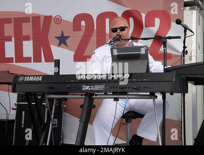 LOS ANGELES (28. Mai 2022) Navy Band Southwest „The Destroyers“ tritt während der Los Angeles Fleet Week am 28. Mai 2022 auf. Die Los Angeles Fleet Week ist eine Gelegenheit für die amerikanische Öffentlichkeit, ihre Navy-, Marine Corps- und Küstenwacheteams zu treffen und Amerikas Seeservice zu erleben. Während der Flottenwoche nehmen Mitglieder des Dienstes an verschiedenen gemeinnützigen Veranstaltungen Teil, präsentieren der Gemeinde Fähigkeiten und Ausrüstung und genießen die Gastfreundschaft von Los Angeles und seiner Umgebung. Stockfoto