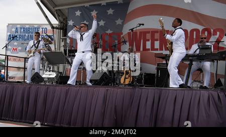 LOS ANGELES (28. Mai 2022) Navy Band Southwest „The Destroyers“ tritt während der Los Angeles Fleet Week am 28. Mai 2022 auf. Die Los Angeles Fleet Week ist eine Gelegenheit für die amerikanische Öffentlichkeit, ihre Navy-, Marine Corps- und Küstenwacheteams zu treffen und Amerikas Seeservice zu erleben. Während der Flottenwoche nehmen Mitglieder des Dienstes an verschiedenen gemeinnützigen Veranstaltungen Teil, präsentieren der Gemeinde Fähigkeiten und Ausrüstung und genießen die Gastfreundschaft von Los Angeles und seiner Umgebung. Stockfoto
