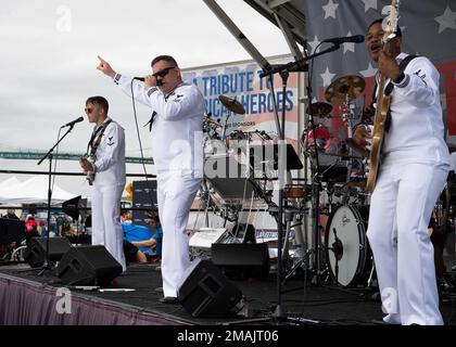 LOS ANGELES (28. Mai 2022) Navy Band Southwest „The Destroyers“ tritt während der Los Angeles Fleet Week am 28. Mai 2022 auf. Die Los Angeles Fleet Week ist eine Gelegenheit für die amerikanische Öffentlichkeit, ihre Navy-, Marine Corps- und Küstenwacheteams zu treffen und Amerikas Seeservice zu erleben. Während der Flottenwoche nehmen Mitglieder des Dienstes an verschiedenen gemeinnützigen Veranstaltungen Teil, präsentieren der Gemeinde Fähigkeiten und Ausrüstung und genießen die Gastfreundschaft von Los Angeles und seiner Umgebung. Stockfoto