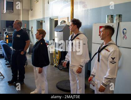 Wilmington, Kalifornien (28. Mai 2022) - Matrosen, die dem Amphibienschiff USS Essex (LHD 2) zugeteilt wurden, besichtigen die Feuerwache der Los Angeles Task Force 38 in Wilmington, Kalifornien, während der Los Angeles Fleet Week. LAFW ist eine Gelegenheit für die amerikanische Öffentlichkeit, ihre Navy-, Marine Corps- und Küstenwacheteams zu treffen und Amerikas Seeservice zu erleben. Während der Flottenwoche nehmen Mitglieder des Dienstes an verschiedenen gemeinnützigen Veranstaltungen Teil, präsentieren der Gemeinde Fähigkeiten und Ausrüstung und genießen die Gastfreundschaft von Los Angeles und seiner Umgebung. Stockfoto