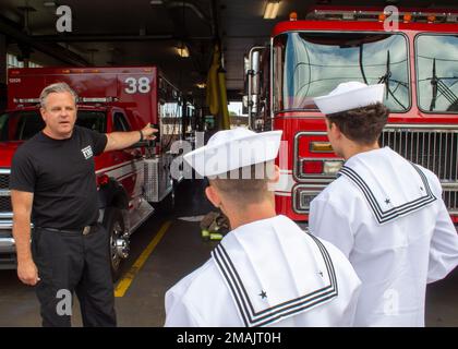 Wilmington, Kalifornien (28. Mai 2022) - Aviation Boatswain's Mate (Treibstoff) 3. Klasse Donald Newby, aus Houston, Und Seaman Julian Workman, die beide dem Amphibienschiff USS Essex (LHD 2) aus Daytona Beach, Florida, zugewiesen wurden, kommen während der Los Angeles Fleet Week für eine Tour an der Los Angeles Task Force 38 Feuerwache in Wilmington, Kalifornien, an. LAFW ist eine Gelegenheit für die amerikanische Öffentlichkeit, ihre Navy-, Marine Corps- und Küstenwacheteams zu treffen und Amerikas Seeservice zu erleben. Während der Flottenwoche nehmen Mitglieder des Dienstes an verschiedenen gemeinnützigen Veranstaltungen, Ausstellungsmöglichkeiten und equ Teil Stockfoto