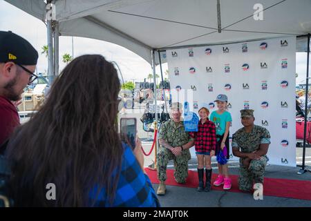 LOS ANGELES (28. Mai 2022) Information Technician Petty Officer 3. Klasse Joshua Vorraro, Left, ein Einheimischer aus Lake George, New York, zugewiesen zum Maritime Security Squadron 11, Und Lance CPL. Matthan Applebery, ein Einheimischer aus Augusta, Georgia, dem 3. LAAD-Bataillon Bravo Battery zugeteilt, posiert für ein Foto in einer Selfie mit einer Sailor-Ausstellung während der Los Angeles Fleet Week am 28. Mai 2022. Die Los Angeles Fleet Week ist eine Gelegenheit für die amerikanische Öffentlichkeit, ihre Navy-, Marine Corps- und Küstenwacheteams zu treffen und Amerikas Seeservice zu erleben. Während der Flottenwoche, Servicemitarbeiter Stockfoto