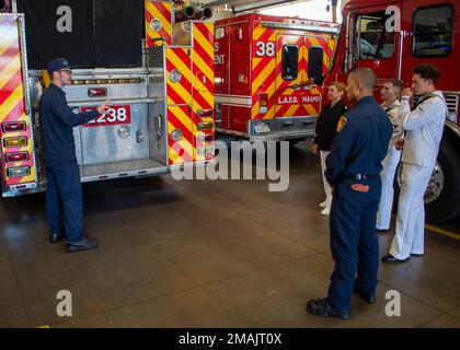 Wilmington, Kalifornien (28. Mai 2022) - Matrosen, die dem Amphibienschiff USS Essex (LHD 2) zugeteilt wurden, besichtigen die Feuerwache der Los Angeles Task Force 38 in Wilmington, Kalifornien, während der Los Angeles Fleet Week. LAFW ist eine Gelegenheit für die amerikanische Öffentlichkeit, ihre Navy-, Marine Corps- und Küstenwacheteams zu treffen und Amerikas Seeservice zu erleben. Während der Flottenwoche nehmen Mitglieder des Dienstes an verschiedenen gemeinnützigen Veranstaltungen Teil, präsentieren der Gemeinde Fähigkeiten und Ausrüstung und genießen die Gastfreundschaft von Los Angeles und seiner Umgebung. Stockfoto