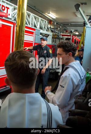 Wilmington, Kalifornien (28. Mai 2022) - Aviation Boatswain's Mate (Fuel) 3. Klasse Donald Newby aus Houston und Seaman Julian Workman, beide dem Amphibienschiff USS Essex (LHD 2) aus Daytona Beach, Florida, zugewiesen, besichtigen Sie die Feuerwache der Los Angeles Task Force 38 in Wilmington, Kalifornien, während der Los Angeles Fleet Week. LAFW ist eine Gelegenheit für die amerikanische Öffentlichkeit, ihre Navy-, Marine Corps- und Küstenwacheteams zu treffen und Amerikas Seeservice zu erleben. Während der Flottenwoche nehmen Mitglieder des Dienstes an verschiedenen gemeinnützigen Veranstaltungen Teil, präsentieren Fähigkeiten und Ausrüstung für die C. Stockfoto