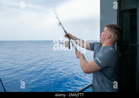 220528-N-GP384-1035 ADRIATISCHES MEER (28. Mai 2022) Electronics Technician Nuclear 3. Class Skyler Schoonmaker aus Winoham, New York, wirft eine Angelschnur vom Vorlauf der USS Harry S. Truman (CVN 75) während eines Steel Beach Picknickens am 28. Mai 2022. Die Harry S. Truman Carrier Strike Group befindet sich in einem geplanten Einsatz in den USA Marinestreitkräfte Europa Einsatzgebiet, angestellt von den USA Sechste Flotte, die die Interessen der USA, Allied und Partner verteidigt. Stockfoto