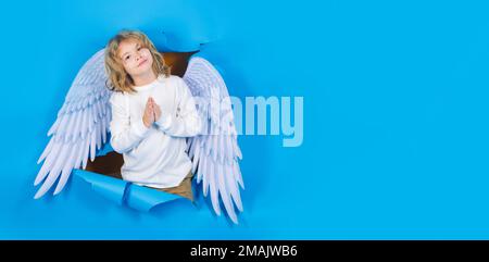 Valentinstag-Banner. Kleines Amor-Engelskind mit Flügeln und Gebetshandeln, Hope-and-Pray-Konzept. Stockfoto