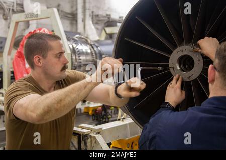 PHILIPPINE SEA (28. Mai 2022) Aviation Machinist's Mate Tazmen Eichin aus Hillsboro, Oregon, führt Motorwartung an Bord des Flugzeugträgers USS Abraham Lincoln (CVN 72) der Nimitz-Klasse durch. Die Abraham Lincoln Strike Group befindet sich in einem geplanten Einsatz im US-7.-Flottenbereich, um die Interoperabilität durch Allianzen und Partnerschaften zu verbessern und gleichzeitig als einsatzbereite Truppe zur Unterstützung einer freien und offenen Region Indo-Pacific zu fungieren. Stockfoto