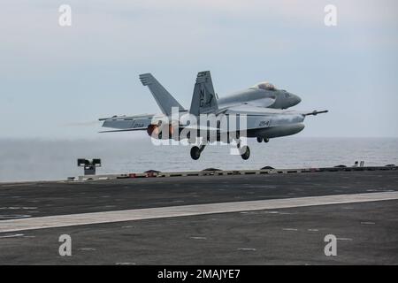 PHILIPPINE SEA (28. Mai 2022) ein F/A-18E Super Hornet, das den „Tophatters“ der Streikkkämpfer-Staffel (VFA) 14 zugeteilt wurde, startet vom Cockpit des Flugzeugträgers der Nimitz-Klasse USS Abraham Lincoln (CVN 72). Die Abraham Lincoln Strike Group befindet sich in einem geplanten Einsatz im US-7.-Flottenbereich, um die Interoperabilität durch Allianzen und Partnerschaften zu verbessern und gleichzeitig als einsatzbereite Truppe zur Unterstützung einer freien und offenen Region Indo-Pacific zu fungieren. Stockfoto