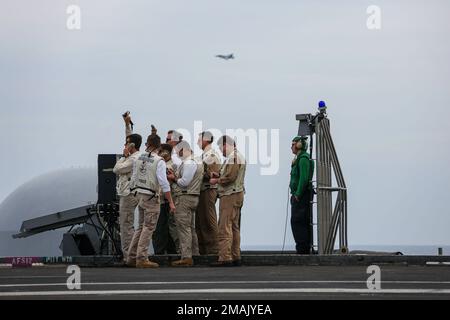 PHILIPPINISCHE SEE (28. Mai 2022) Landing Signal Officers beobachten den Flugbetrieb auf dem Cockpit des Flugzeugträgers der Nimitz-Klasse USS Abraham Lincoln (CVN 72). Die Abraham Lincoln Strike Group befindet sich in einem geplanten Einsatz im US-7.-Flottenbereich, um die Interoperabilität durch Allianzen und Partnerschaften zu verbessern und gleichzeitig als einsatzbereite Truppe zur Unterstützung einer freien und offenen Region Indo-Pacific zu fungieren. Stockfoto