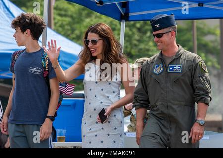 Oberst Joshua Wood, Befehlshaber des 51. Kampfflügels, Frau Bonnie und Sohn Samuel interagieren mit passierenden Paradedarstellern während der Armed Forces Day Parade auf dem Luftwaffenstützpunkt Osan, Republik Korea, 28. Mai 2022. Der Tag der Streitkräfte wird zu Ehren von Mitgliedern der fünf US-Streitkräfte, darunter Armee, Marine, Marines, Luftwaffe und Küstenwache, gefeiert. Stockfoto