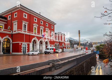 Von den Wolken aus haben Sie einen schneebedeckten Blick auf den Bahnhof Locarno und die Schweizer Alpen (Cardada Aussichtspunkt) - schneebedeckte Berge! Letzter Schrei Stockfoto
