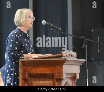 Julie Langan, Direktorin des Virginia Department of Historic Resources, hält einige Bemerkungen während der Enthüllung und Hingabe eines Virginia Historical Marker zu Ehren philippinischer Matrosen in den USA Navy am 28. Mai 2022. Die Veranstaltung fand im Philippine Cultural Center of Virginia in Virginia Beach, Virginia, statt. Stockfoto