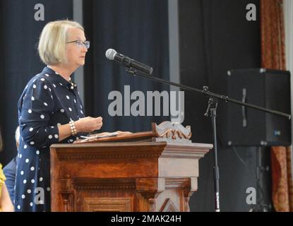 Julie Langan, Direktorin des Virginia Department of Historic Resources, hält einige Bemerkungen während der Enthüllung und Hingabe eines Virginia Historical Marker zu Ehren philippinischer Matrosen in den USA Navy am 28. Mai 2022. Die Veranstaltung fand im Philippine Cultural Center of Virginia in Virginia Beach, Virginia, statt. Stockfoto