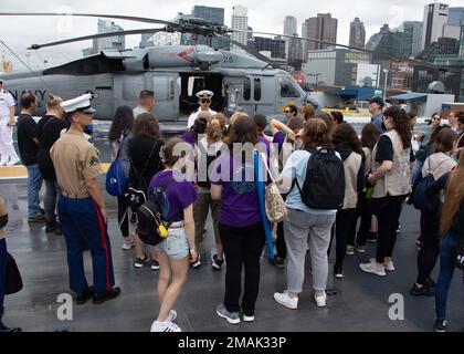 220528-N-LZ839-1019 NEW YORK (28. Mai 2022) - Ein Matrose, der dem Amphibienschiff USS Bataan (LHD 5) zugeteilt wurde, führt während der Flottenwoche New York, 28. Mai 2022, die Pfadfinderinnen vor Ort auf dem Flugdeck an. Bataan nimmt an der Flottenwoche New York Teil. Bataan ist in der Marinestützstelle Norfolk zu Hause. Stockfoto