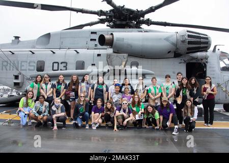 220528-N-LZ839-1028 NEW YORK (28. Mai 2022) - Lokale Pfadfinderinnen posieren für ein Gruppenfoto an Bord des Amphibienschiffs USS Bataan (LHD 5), während der Flottenwoche New York, 28. Mai 2022. Bataan nimmt an der Flottenwoche New York Teil. Bataan ist in der Marinestützstelle Norfolk zu Hause. Stockfoto