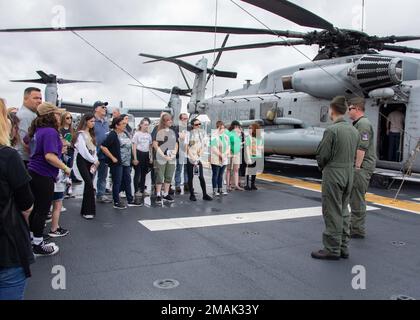 220528-N-LZ839-1027 NEW YORK (28. Mai 2022) - Marines, die der 24. Marine Expeditionary Unit zugeteilt sind, führen lokale Pfadfinderinnen während der Flottenwoche New York, 28. Mai 2022, durch das Flugdeck des Amphibienschiffs USS Bataan (LHD 5). Bataan nimmt an der Flottenwoche New York Teil. Bataan ist in der Marinestützstelle Norfolk zu Hause. Stockfoto