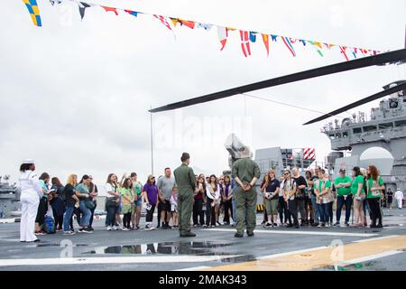 220528-N-LZ839-1023 NEW YORK (28. Mai 2022) - Marines, die der 24. Marine Expeditionary Unit zugeteilt sind, führen lokale Pfadfinderinnen während der Flottenwoche New York, 28. Mai 2022, durch das Flugdeck des Amphibienschiffs USS Bataan (LHD 5). Bataan nimmt an der Flottenwoche New York Teil. Bataan ist in der Marinestützstelle Norfolk zu Hause. Stockfoto