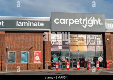 Slough, Berkshire, Großbritannien. 19. Januar 2023. Der Bath Road Shopping Park am A4. In Slough wurde für 120m Pfund an SEGRO verkauft. Derzeit gibt es eine Reihe leerer Einheiten, die früher von Mothercare, Furniture Village, Outfit und Argos besetzt waren. Der Standort gehörte der Royal London Asset Management, die ihn 2016 vom Crown Estate kaufte. Mieter, die auf der Website bleiben, sind B&Q, New Look, Carpetright, Next, Boots und TAPI-Teppiche. Es ist nicht bekannt, was im Retail Park geschehen wird und ob die fünf derzeitigen Mieter verlegt werden. Kredit: Maureen McLean/Alamy Live News Stockfoto