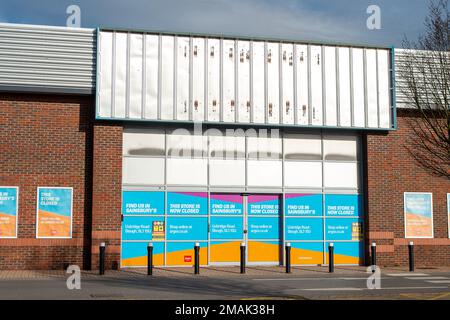 Slough, Berkshire, Großbritannien. 19. Januar 2023. Der Bath Road Shopping Park am A4. In Slough wurde für 120m Pfund an SEGRO verkauft. Derzeit gibt es eine Reihe leerer Einheiten, die zuvor von Mothercare, Furniture Village, Outfit und Argos besetzt waren (siehe Abbildung). Der Standort gehörte der Royal London Asset Management, die ihn 2016 vom Crown Estate kaufte. Mieter, die auf der Website bleiben, sind B&Q, New Look, Carpetright, Next, Boots und TAPI-Teppiche. Es ist nicht bekannt, was im Retail Park geschehen wird und ob die fünf derzeitigen Mieter verlegt werden. Kredit: Maureen McLean/Alamy Live News Stockfoto